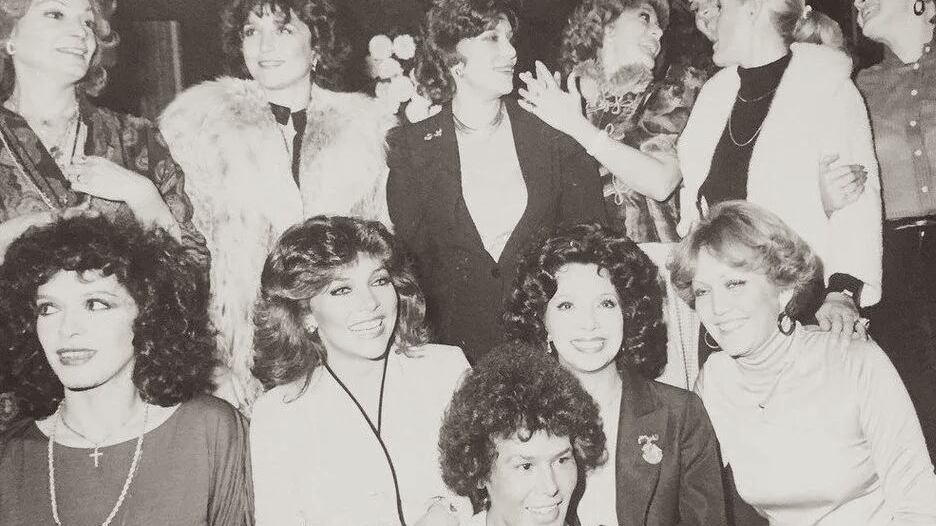 La legendaria actriz llenó de nostalgia las redes sociales al compartir una imagen con grande compañeras del medio.