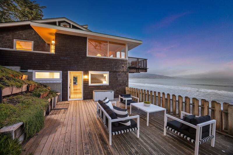 La casa de playa de Grace Slick, una cantante famosa de la época de los 60 y 70, puso a la venta a esta propiedad por casi 13 millones de dólares ¿Te interesa?