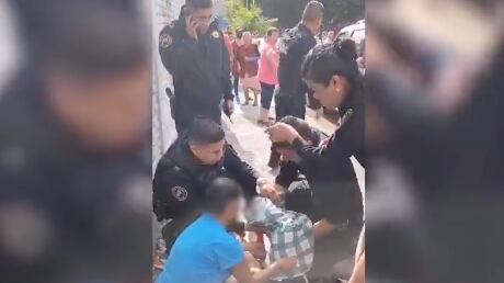 Paramédicos de Protección Civil trasladaron al pequeño y a la joven madre a un hospital.