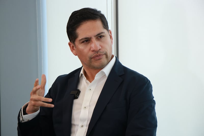 El estratega en transformación digital comparte los retos que enfrentan hoy las marcas, la importancia de combinar lo analítico con lo humano y cómo construir equipos que realmente conecten con el consumidor