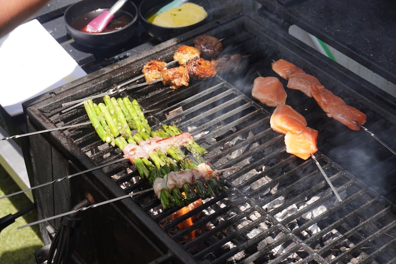 Su propuesta incluye productos del sol naciente, una  parrilla y cafetería para pasar una tarde con amigos
