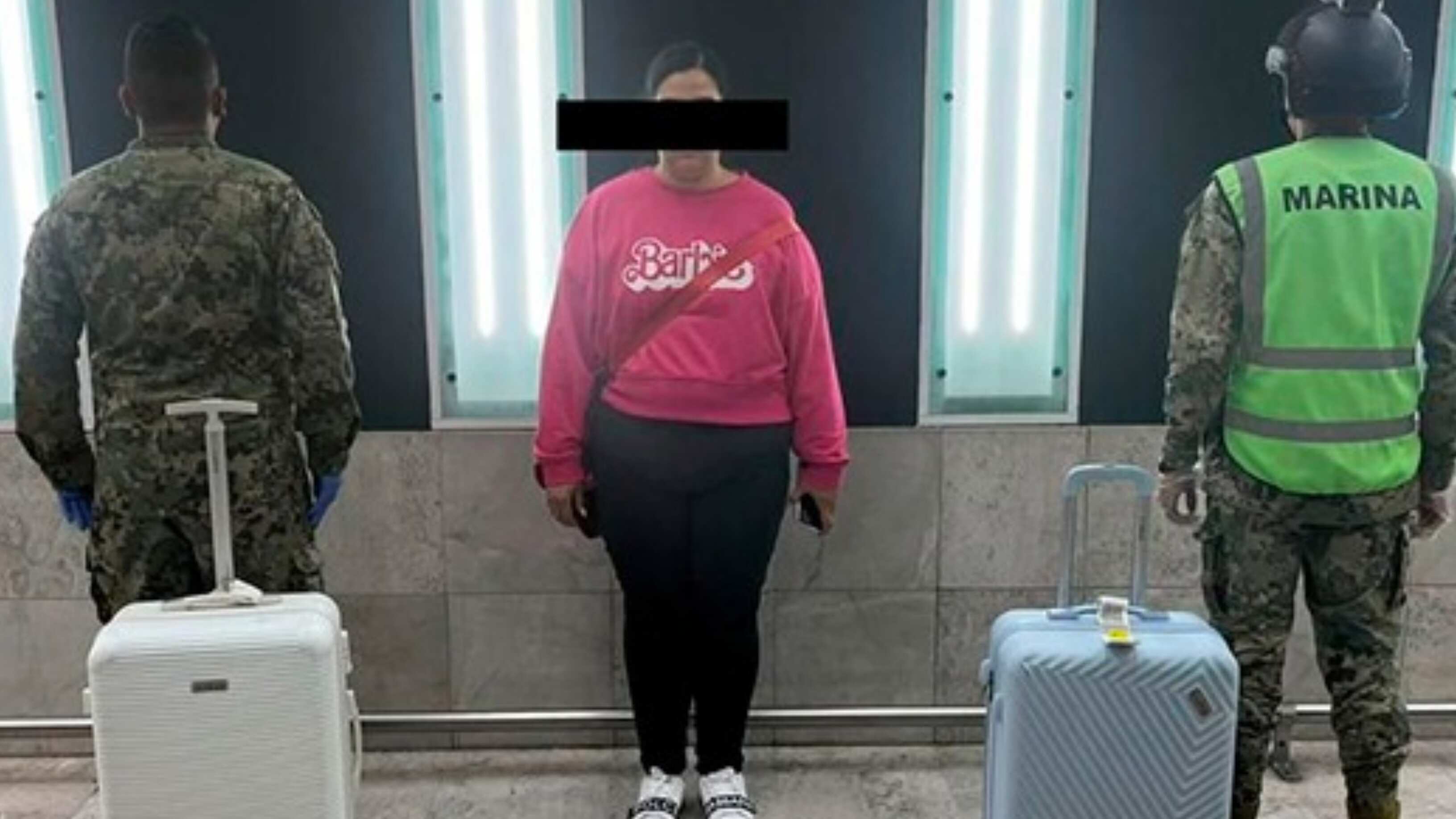 La mujer trasladaba la droga en dos maletas. (Twitter: AICM)