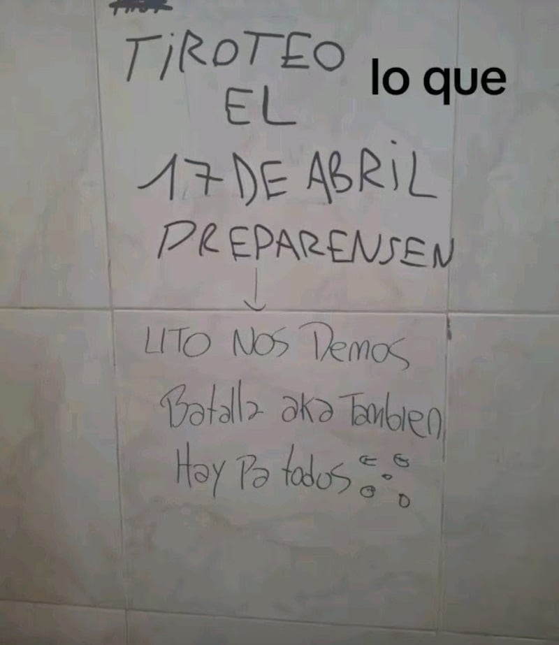 Anuncios como estos aparecen en los baños de las escuelas.