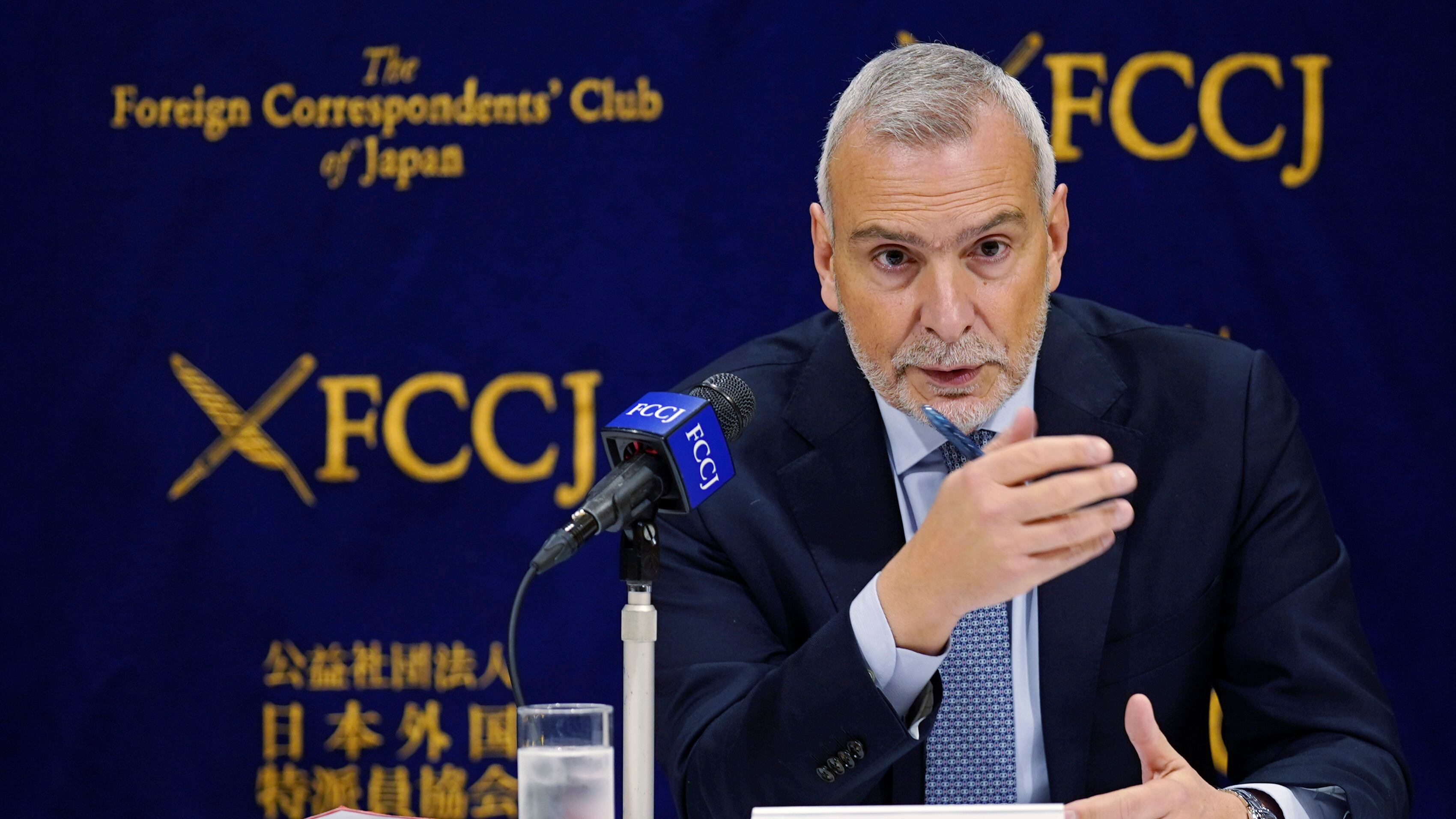 El secretario general del Servicio Europeo de Acción Exterior de la UE, Stefano Sannino, defendió el envío equipos militares a Ucrania