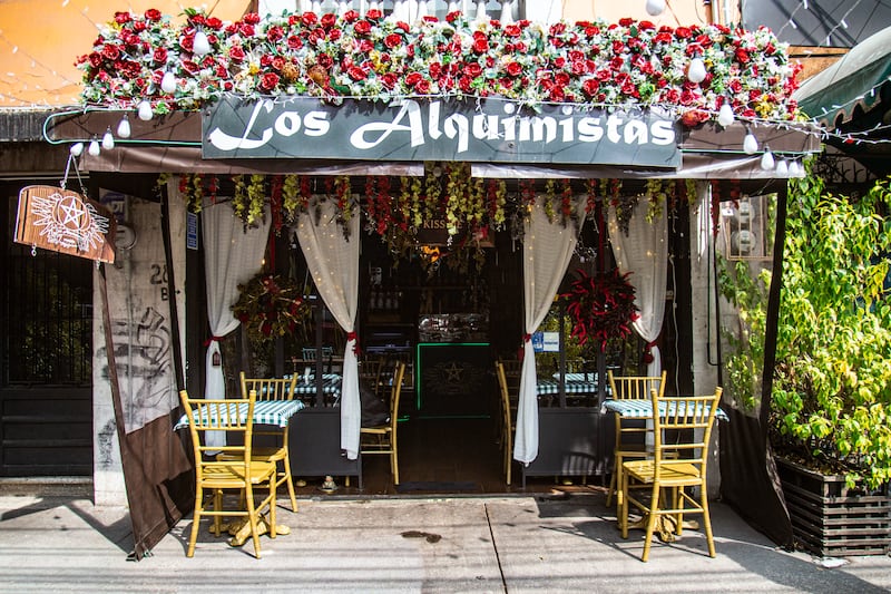 Aquí podrás de disfrutar de bebidas para atraer el amor, la fortuna y por supuesto, de deliciosa pizza con ingredientes de calidad, además realizan sesiones de lectura de cartas