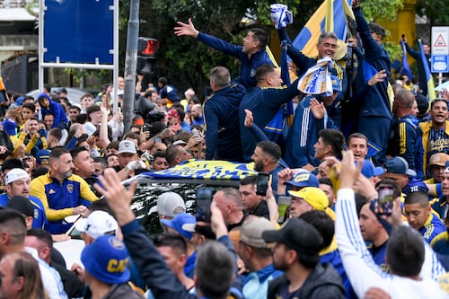 Momentos de tensión: Aficionados de Boca se encuentran en el aeropuerto con jugadores de River