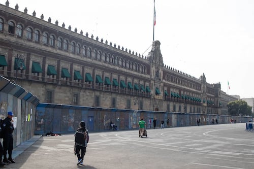 Instalan vallas metálicas para blindar Palacio Nacional por marcha de los 43 de Ayotzinapa