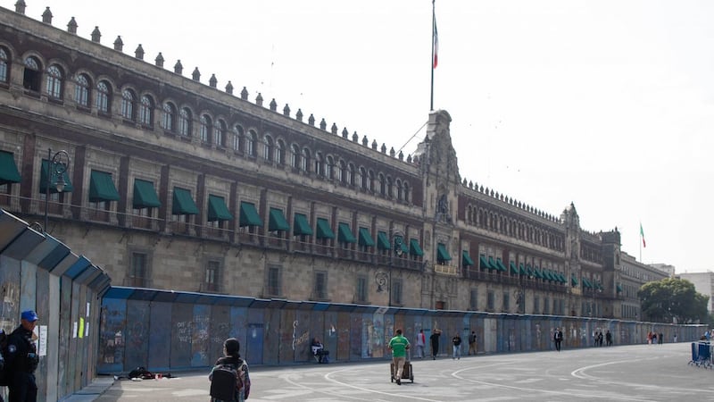 Instalan vallas metálicas para blindar Palacio Nacional por marcha de los 43 de Ayotzinapa