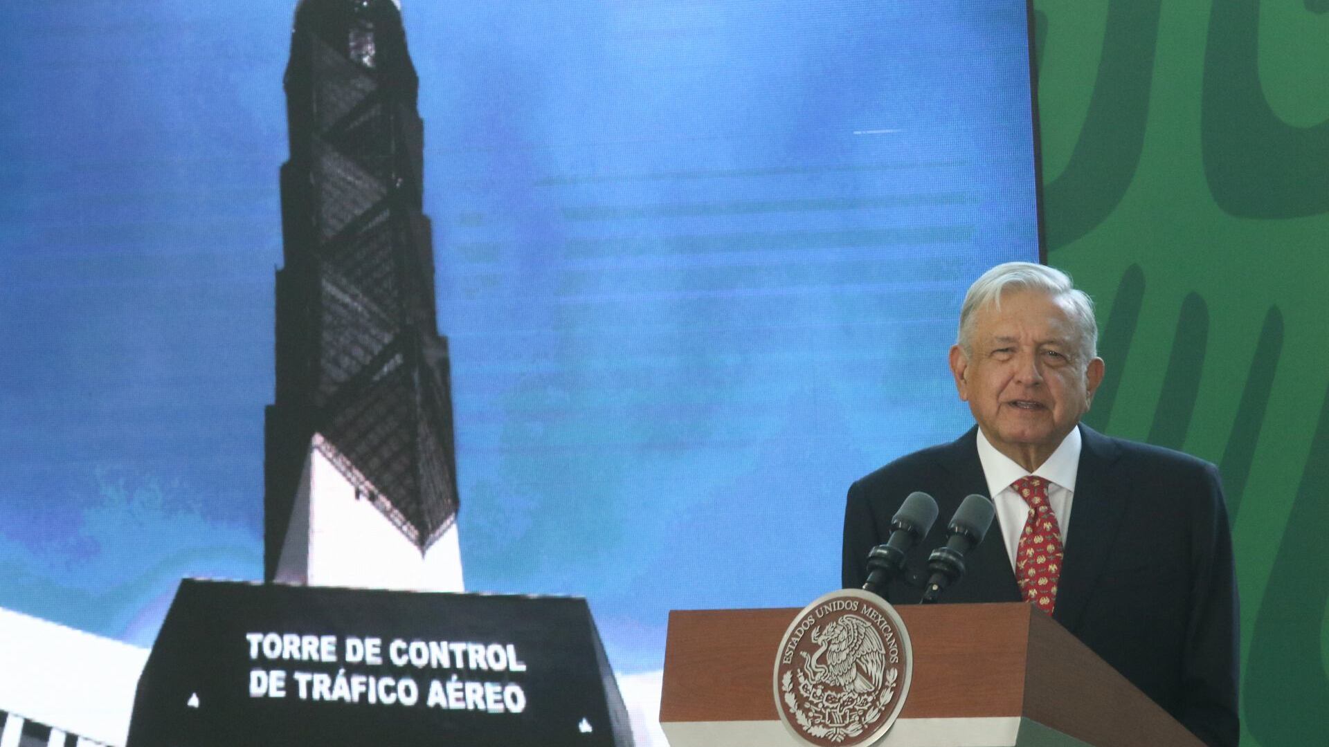 Megaobras de AMLO ocultan información desde los contratos