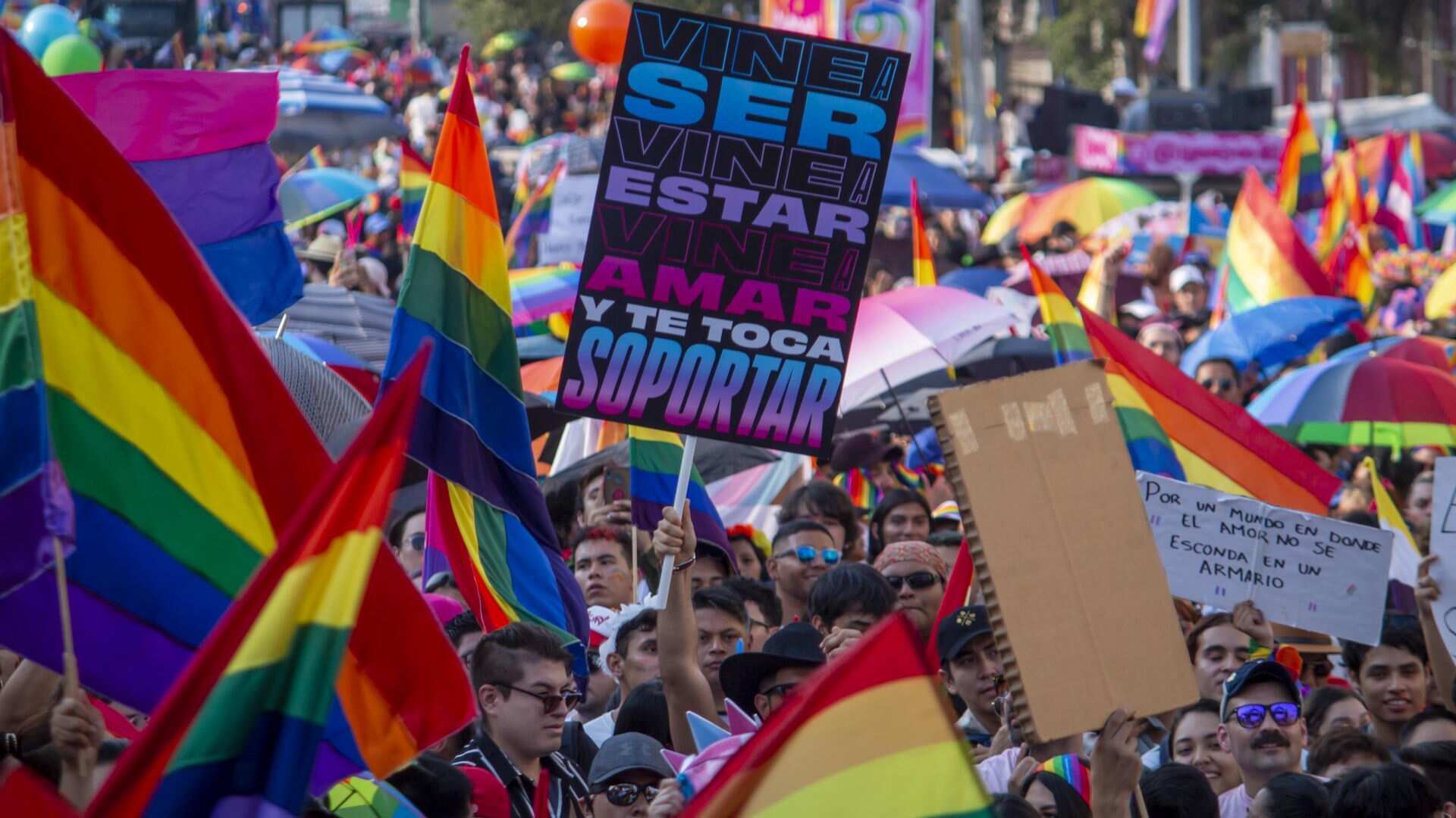 A pesar de las marchas festivas, existen problemas de salud mental entre la comunidad de jóvenes LGBTQ+