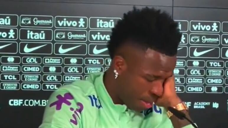Vinicius lloró en plena conferencia de prensa.