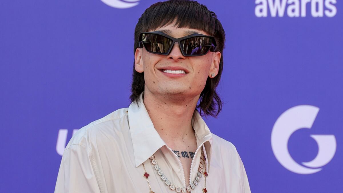 Un video de Peso Pluma generó polémica en redes sociales luego de que ‘agrediera’ a un fanático.