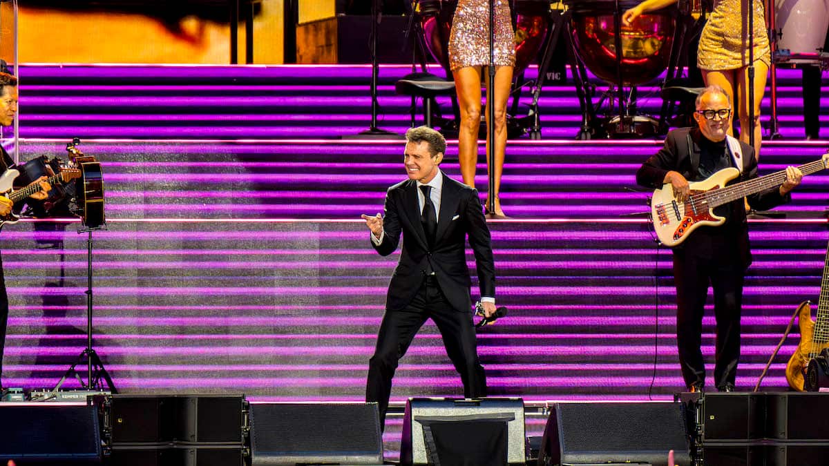 Luis Miguel brilla ante un abarrotado Santiago Bernabéu