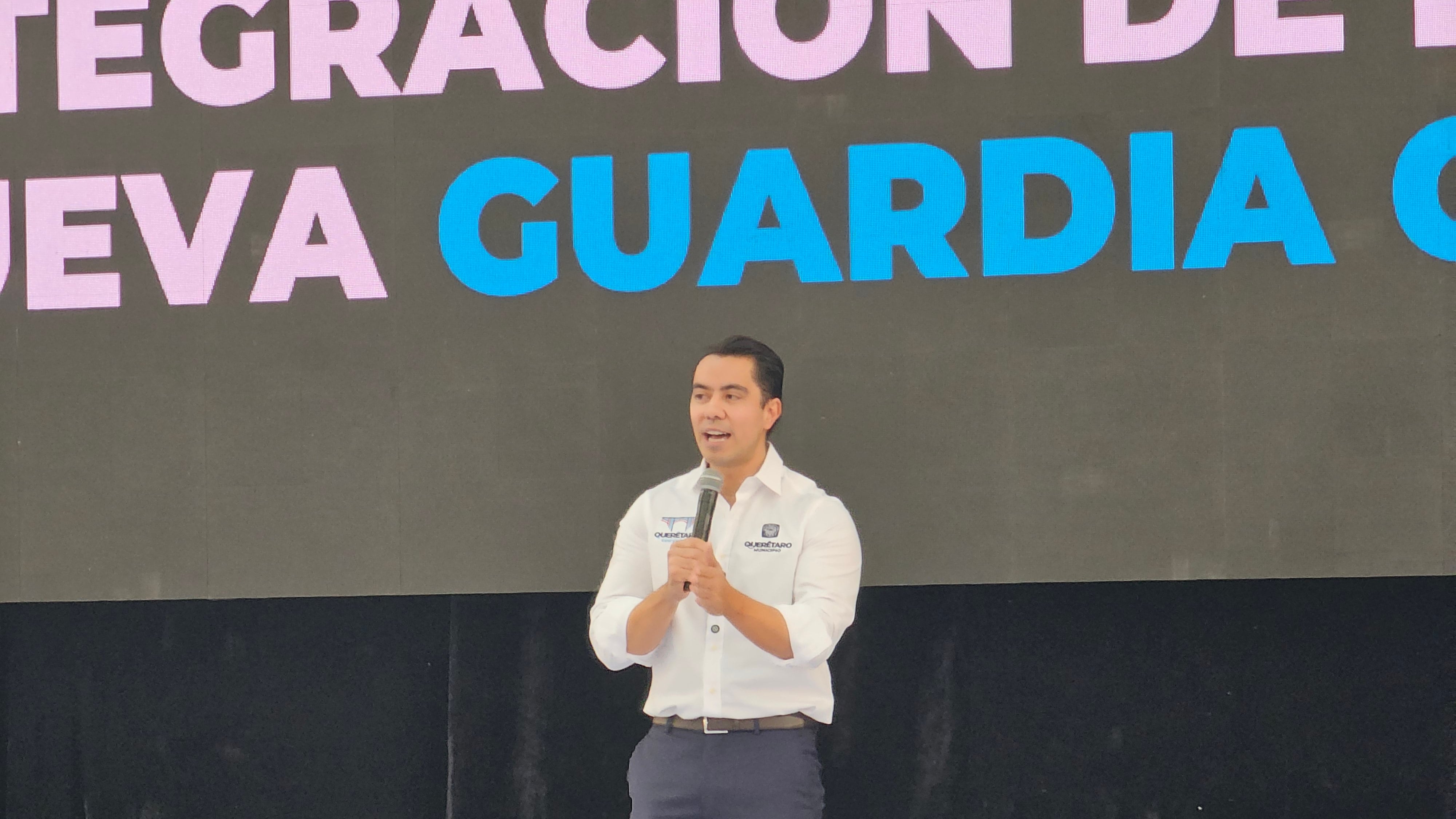 Felifer Macías presentando sus cinco ejes fundamentales.
