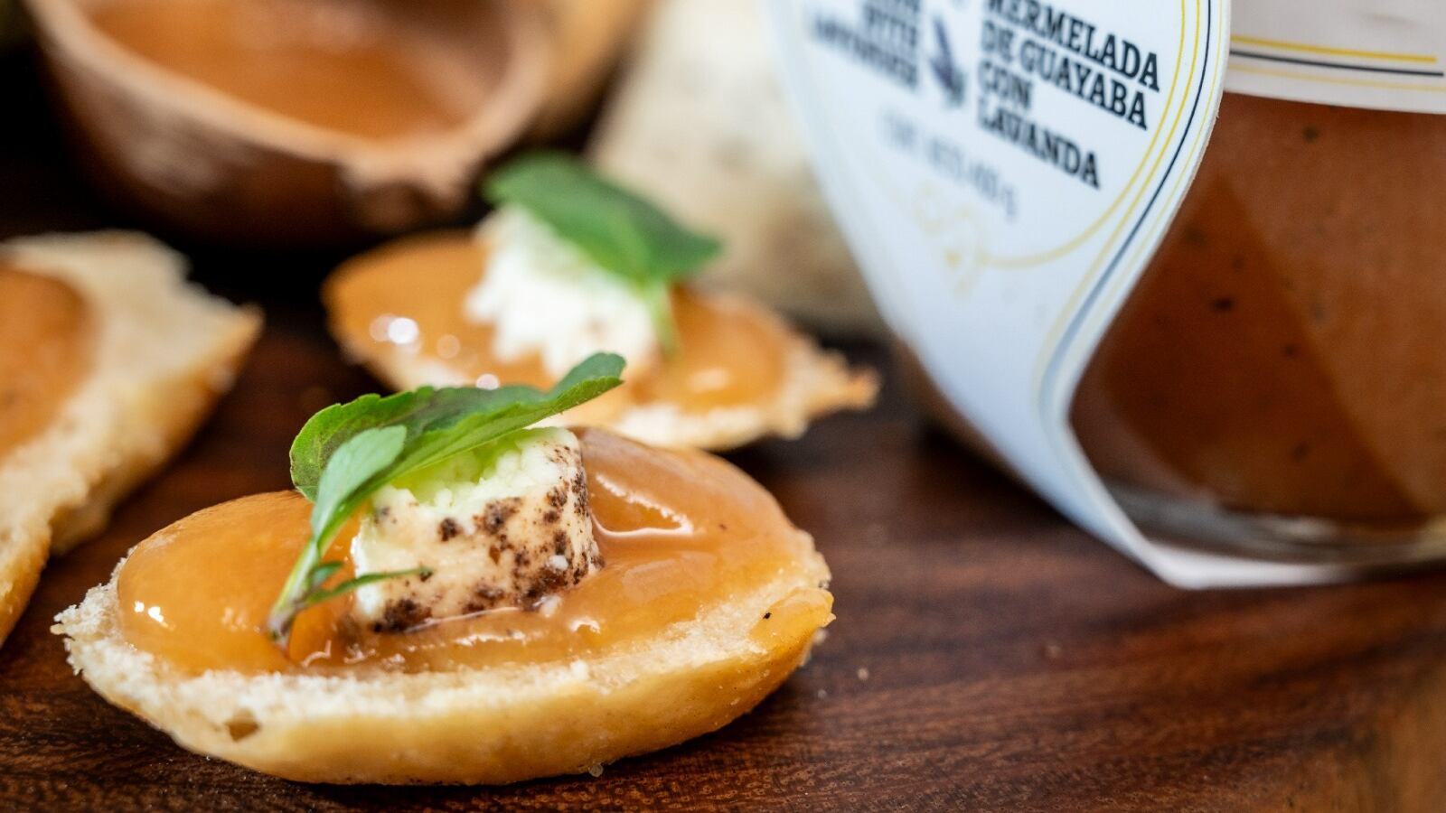 Hechas con fruta de alta calidad, y de variedades únicas, esta conserva dulce y untable se esta ganado el paladar de los comensales en América del Norte