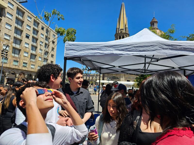 Personas se reunieron para apreciar el evento astronómico de este 8 de abril. (Publimetro)