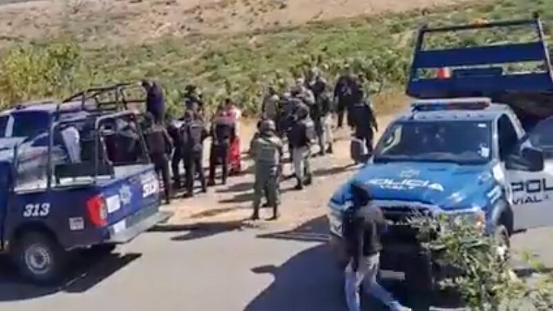 Persecución policiaca termina en volcadura.