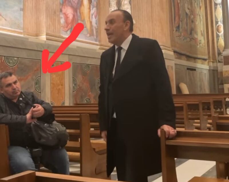 El fotógrafo Carlos Bravo escuchaba atentamente los comentarios de Toño Berumen.