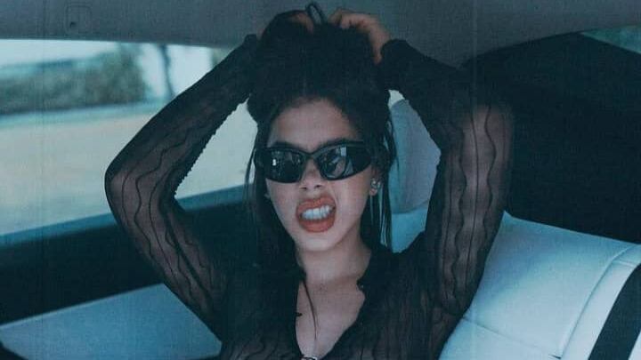 Kenia Os enamora a sus millones de seguidores en bikini y sugerentes transparencias