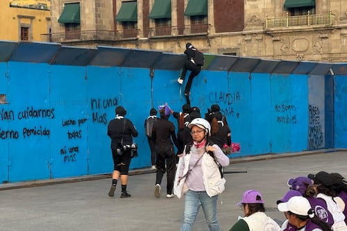 Marcha 25N: Colectivos llegan al Zócalo CDMX y realizan pintas en vallas de Palacio Nacional