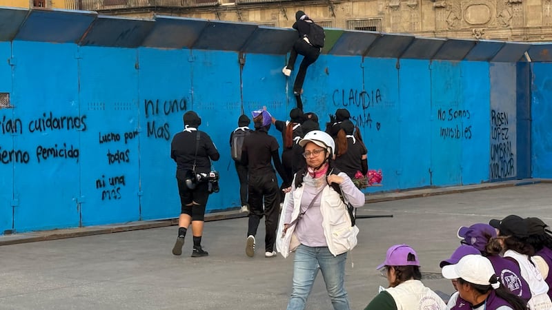 Marcha 25N: Colectivos llegan al Zócalo CDMX y realizan pintas en vallas de Palacio Nacional