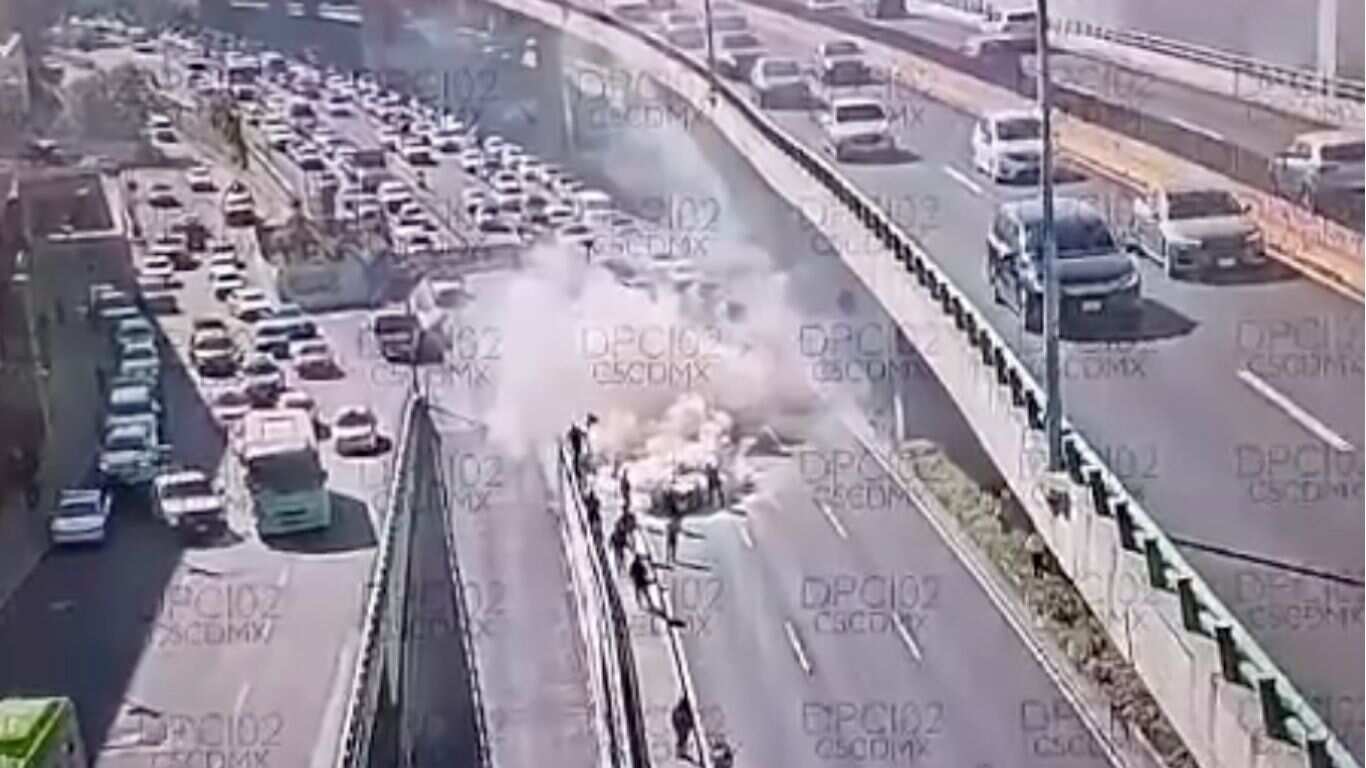 Vehículo incendiado en Periférico