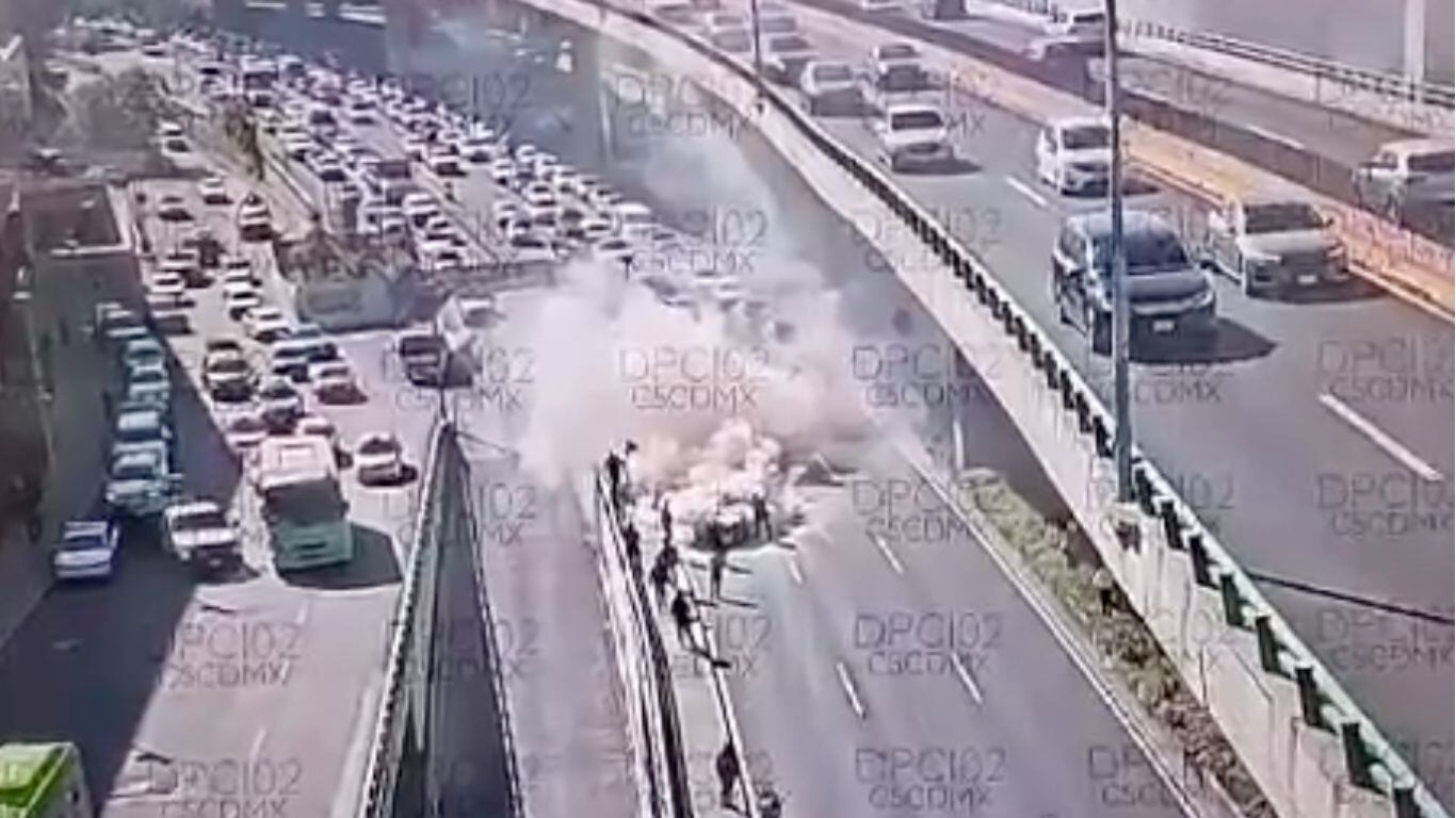 Vehículo incendiado en Periférico