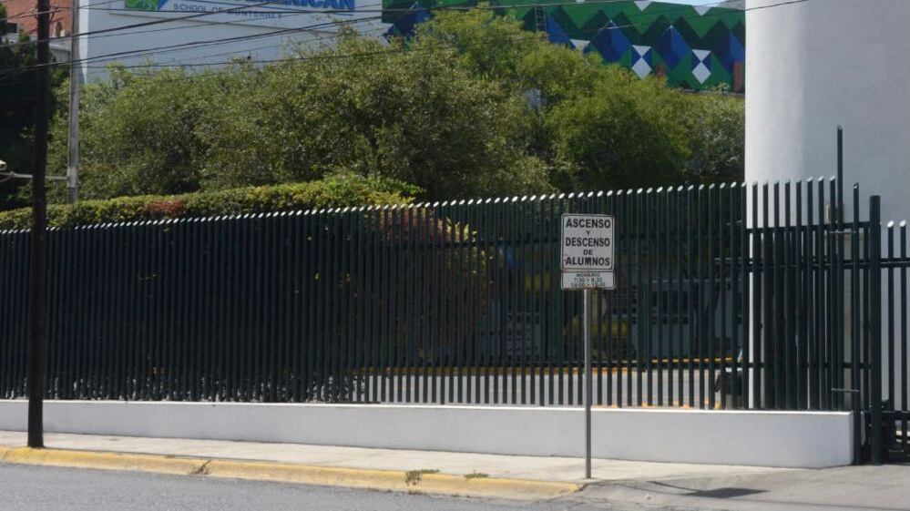 Bronco advierte que seguirá cerrando escuelas con contagios
