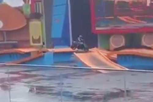 Luto en el motociclismo: Piloto muere tras estamparse contra una barda en plena exhibición