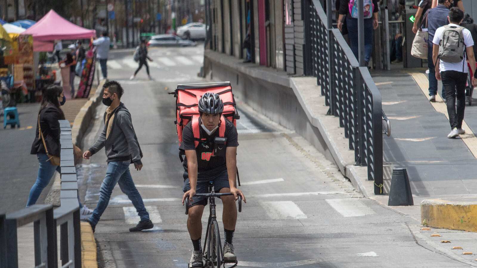 El precio original de los productos sube un mínimo de 2 pesos y un máximo de 15% por uso de la app; las aplicaciones revelan el costo final hasta que el cliente acepta el pedido.