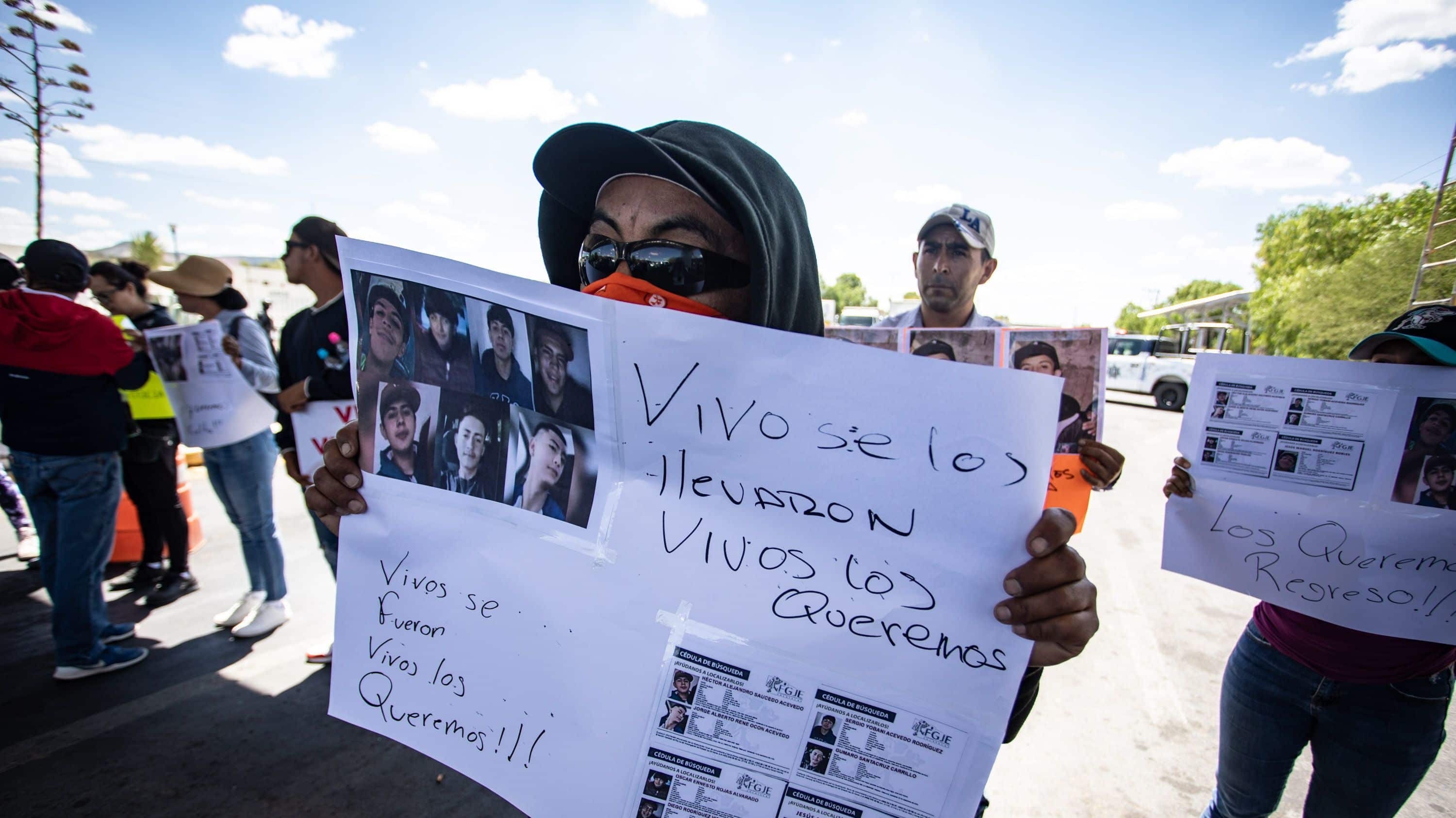 VILLANUEVA, ZACATECAS, 26SEPTIEMBRE2023.- Familiares, amigos y vecinos de los jóvenes Héctor Alejandro Sauceda, Jorge Alberto Rene, Sergio Yobani Acevedo, Gumaro Santacruz, Oscar Ernesto Rojas, Diego Rodriguez y Jesús Manuel Rodríguez, victimas de desaparición forzada el pasado domingo 23 de septiembre cuando se encontraban en sus domicilios en la comunidad de Malpaso; bloquearon durante 12 horas la carretera 54 Zacatecas-Villanueva, a la altura de la Unidad Regional de Seguridad - Malpaso (UNIRSE) en demanda a acciones de búsqueda para encontrar a los chicos de entre 14 y 18 años, por parte de Fiscalía y Gobierno del Estado. Cabe decir que varios de ellos, fueron sustraídos por un comando armado de una vivienda que se encuentra a 200 metros de la UNIRSE. FOTO: ADOLFO VLADIMIR /CUARTOSCURO.COM