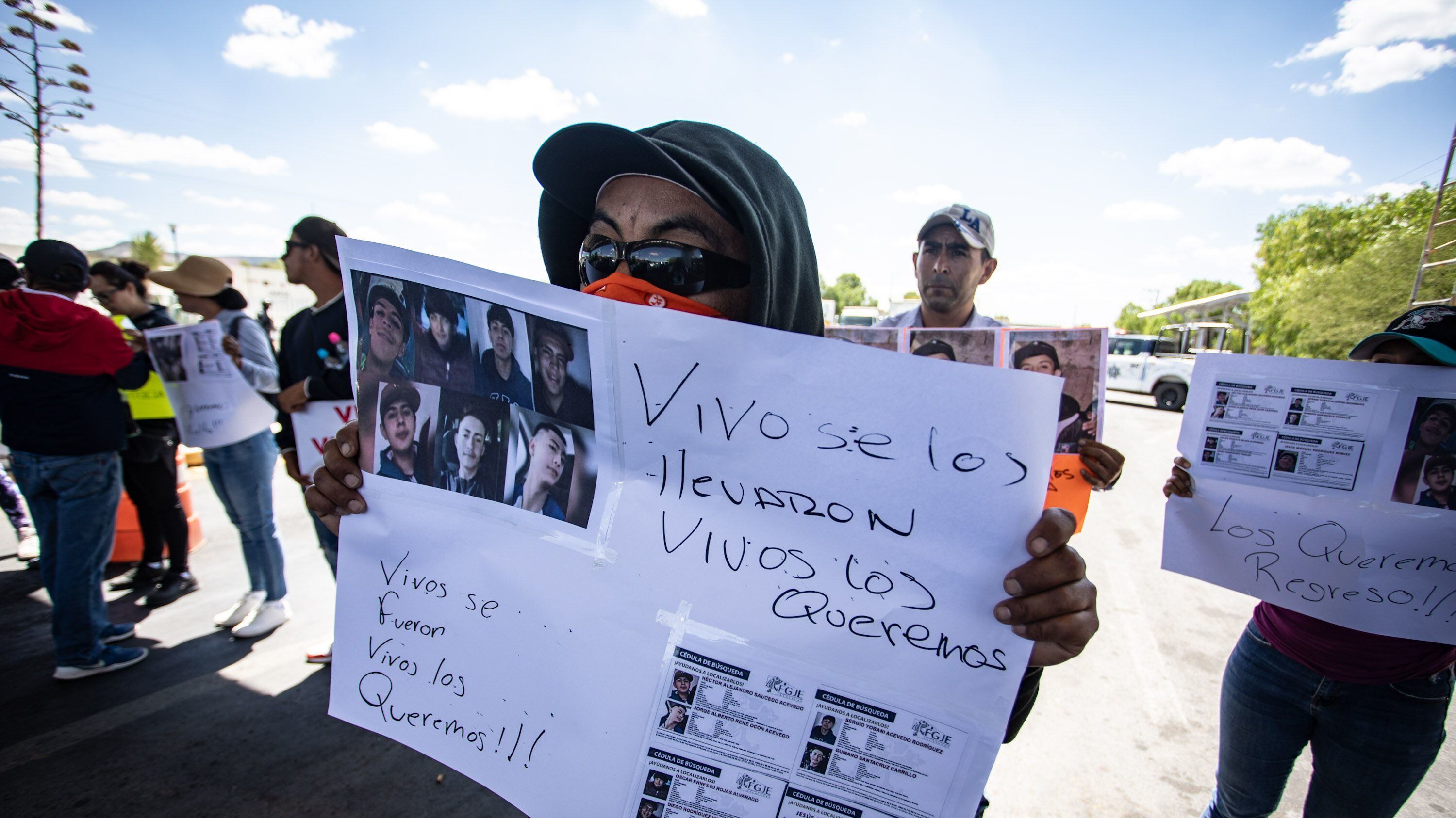 VILLANUEVA, ZACATECAS, 26SEPTIEMBRE2023.- Familiares, amigos y vecinos de los jóvenes Héctor Alejandro Sauceda, Jorge Alberto Rene, Sergio Yobani Acevedo, Gumaro Santacruz, Oscar Ernesto Rojas, Diego Rodriguez y Jesús Manuel Rodríguez, victimas de desaparición forzada el pasado domingo 23 de septiembre cuando se encontraban en sus domicilios en la comunidad de Malpaso; bloquearon durante 12 horas la carretera 54 Zacatecas-Villanueva, a la altura de la Unidad Regional de Seguridad - Malpaso (UNIRSE) en demanda a acciones de búsqueda para encontrar a los chicos de entre 14 y 18 años, por parte de Fiscalía y Gobierno del Estado. Cabe decir que varios de ellos, fueron sustraídos por un comando armado de una vivienda que se encuentra a 200 metros de la UNIRSE. FOTO: ADOLFO VLADIMIR /CUARTOSCURO.COM