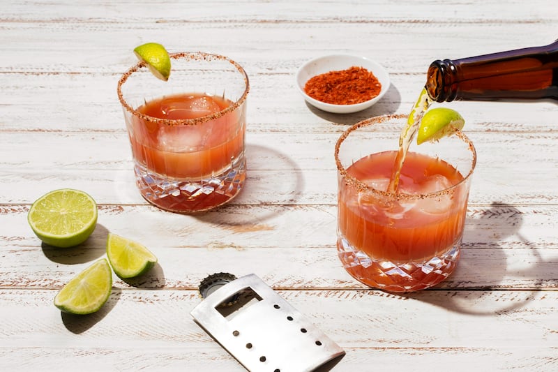 Descubre recetas refrescantes con jugo de tomate que transformarán tus días de calor extremo en experiencias deliciosas