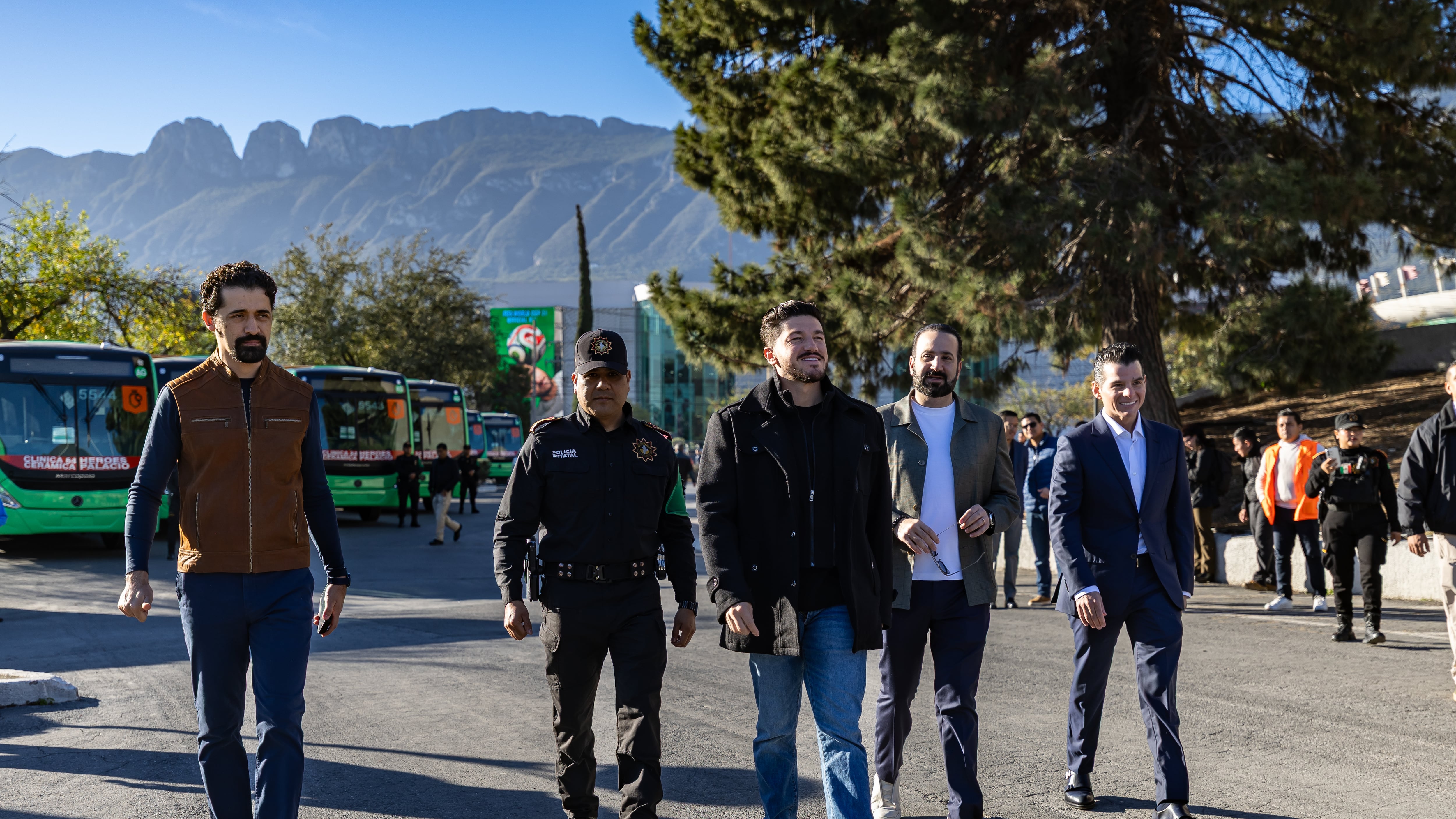 García primero entregó camiones y después supervisó la obra del nuevo edificio de Fuerza Civil.