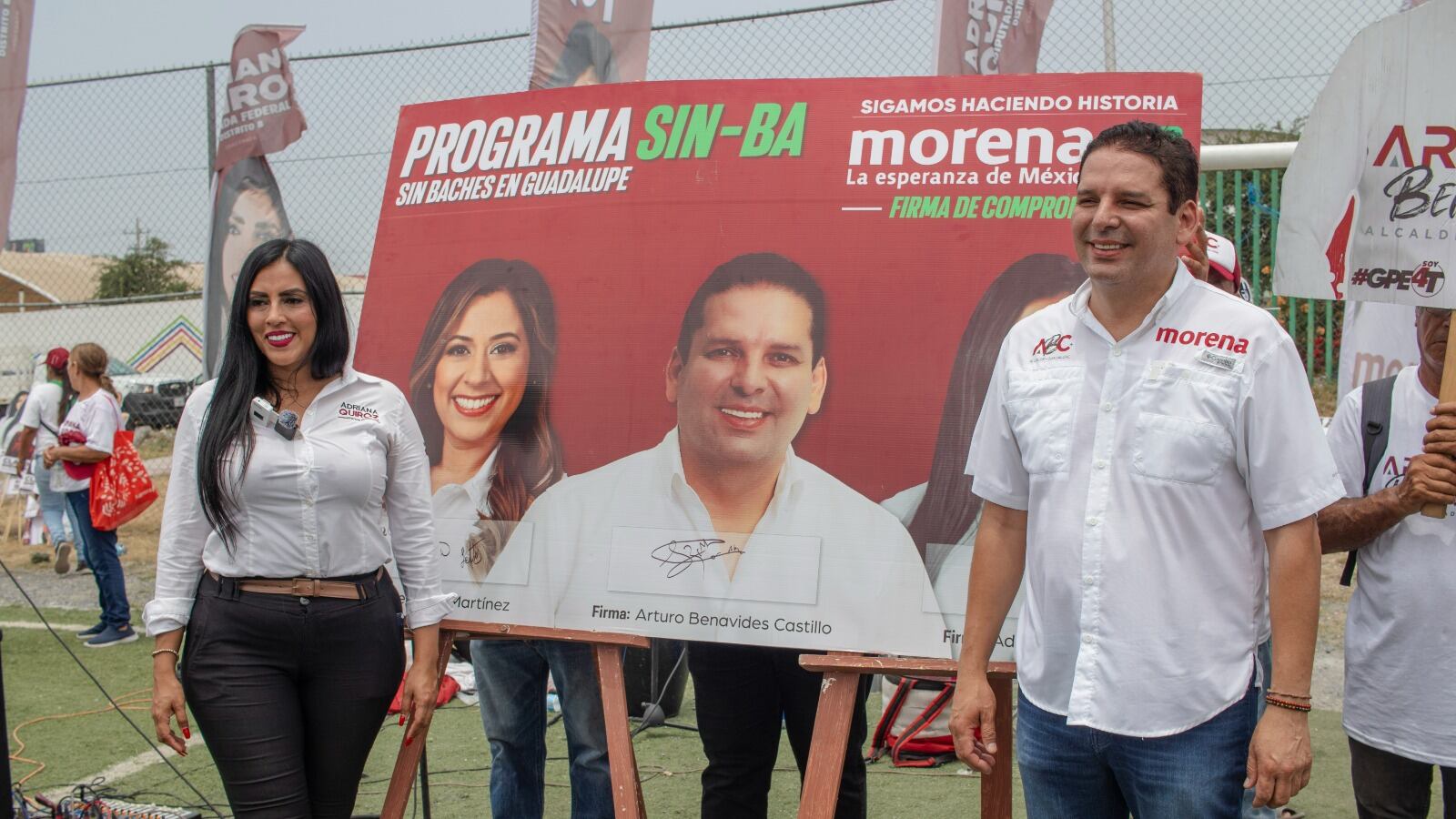 Benavides firmó su compromiso de acabar con los baches en Guadalupe junto con la candidata de Morena a diputada federal, Adriana Quiroz.