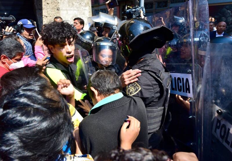 Diputados de oposición protestan afuera del Congreso de la CDMX.