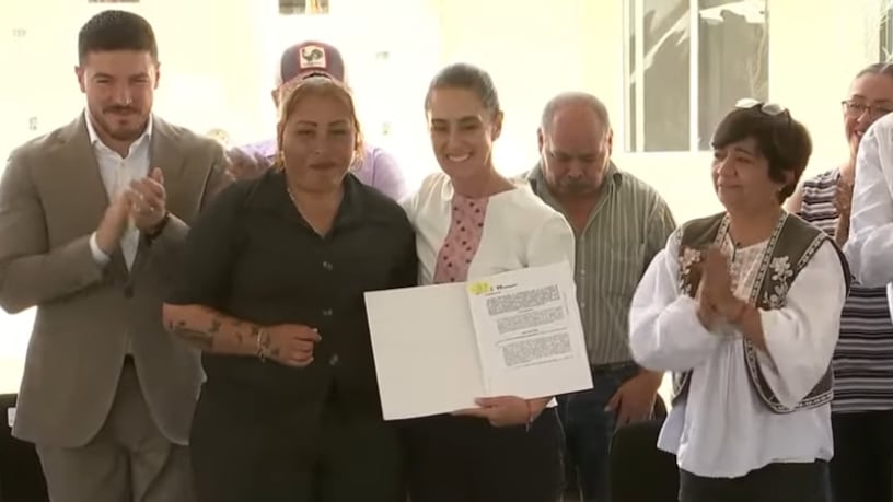 La presidenta encabezó la entrega de 53 casas a habitantes de Juárez.