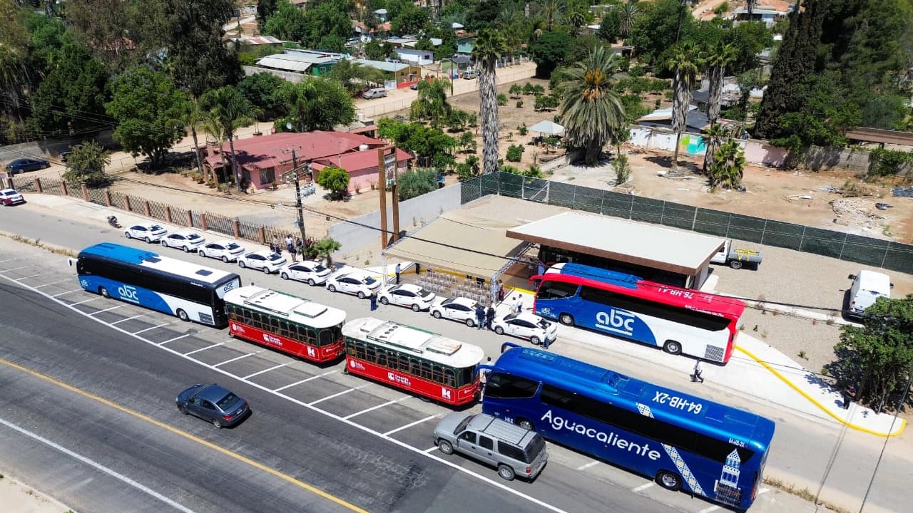La gobernadora de Baja California, Marina del Pilar Ávila Olmeda, inauguró la nueva Terminal de Autobuses del Valle de Guadalupe, una obra que busca fortalecer la conectividad turística hacia la región vitivinícola. El proyecto incluye nuevas rutas, transporte turístico y un programa de tranvía gratuito, además de acciones en seguridad y movilidad para consolidar al destino como referente nacional e internacional.