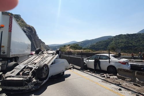 Vuelca vehículo de “El Mijis” en carretera México-Querétaro