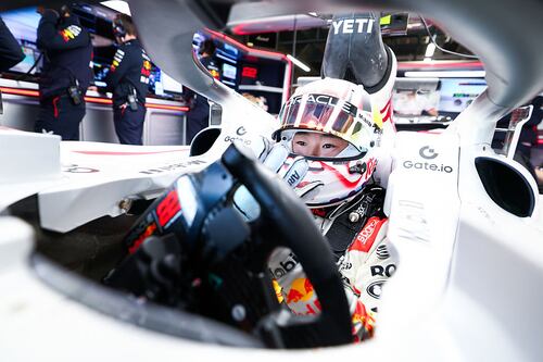 Yuki Tsunoda supera a Liam Lawson en el inicio del GP de Japón