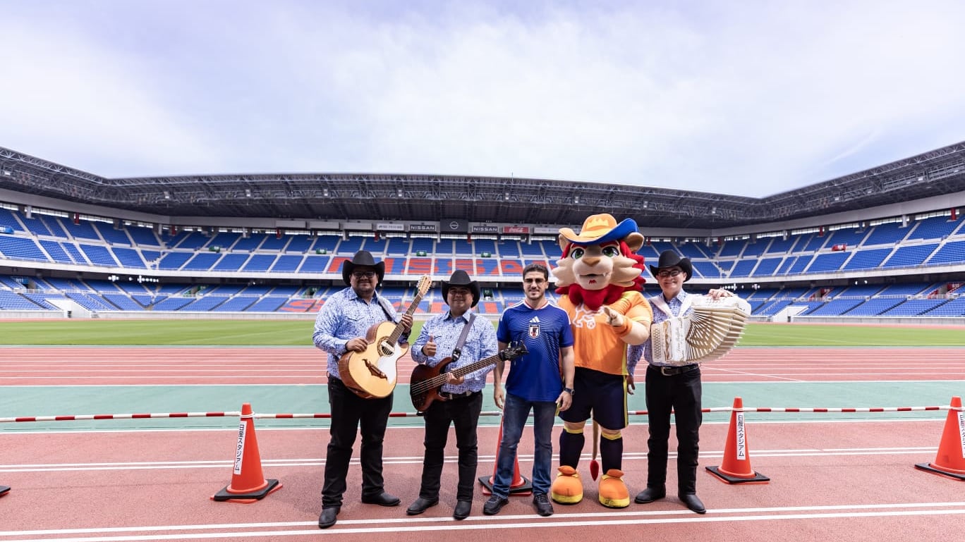 Leo, la mascota mundialista de Nuevo León y un fara fara acompañaron al gobernador.