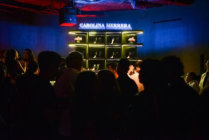 El evento fue el escenario perfecto para la presentación de dos nuevas y exclusivas fragancias que capturaron la esencia de la noche. Con un ambiente vibrante y sofisticado, los asistentes se deleitaron con la música y la elegancia de un evento que será recordado por su estilo y distinción.