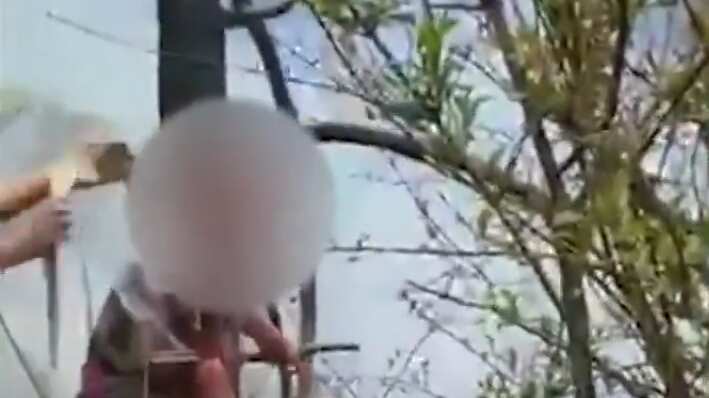 El hombre señaló que ya no pudo rescatar a más personas y que las llamas crecían dentro del vehículo.