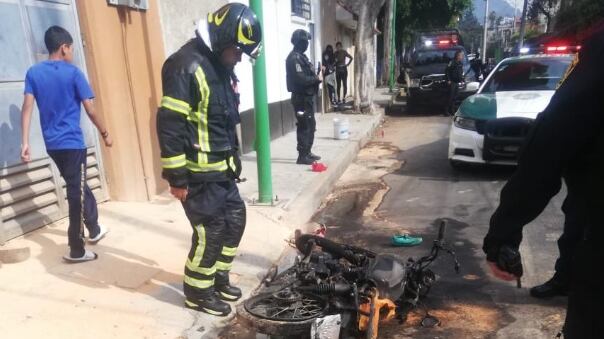 La motocicleta incendiada fue apagada por elementos del Cuerpo de Bomberos.