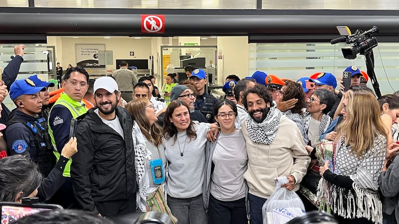 De Israel a México: Aterrizan en el AICM los seis mexicanos de la Flotilla Global Sumud