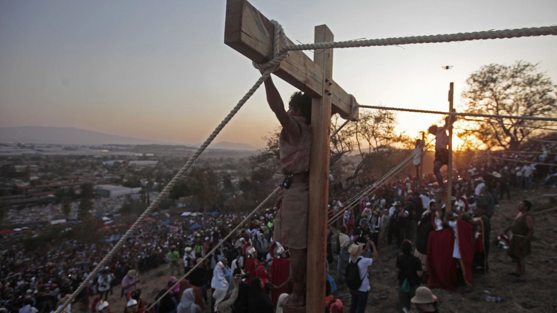 En el poblado de San Martin de las Flores como ya es tradición año con año, se llevará a cabo la “Judea en Vivo” o “Representación de la Pasión de Cristo” a donde según información de Protección Civil asistieron aproximadamente 100 mil personas a presenciar el acto religioso de Semana Santa.