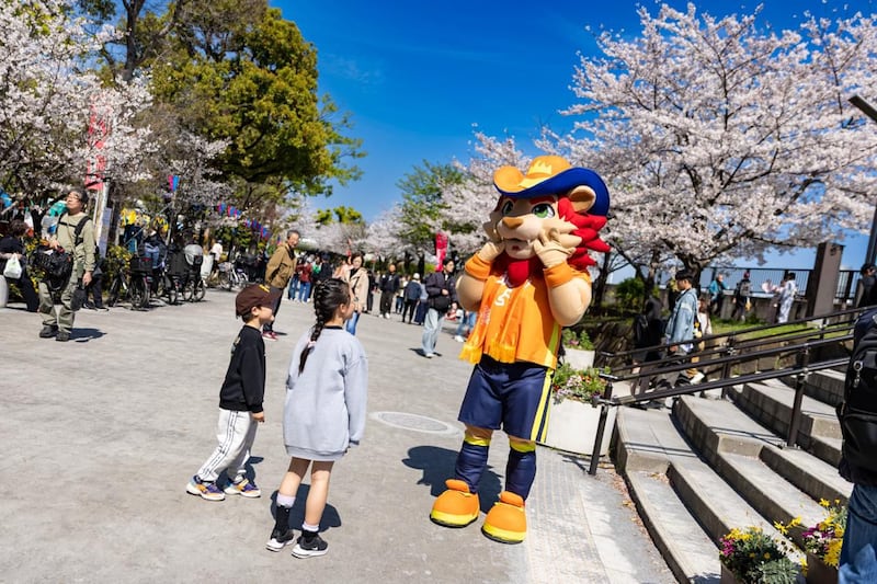 Chicos y grandes estaban felices de poder saludar al representante de Nuevo León.
