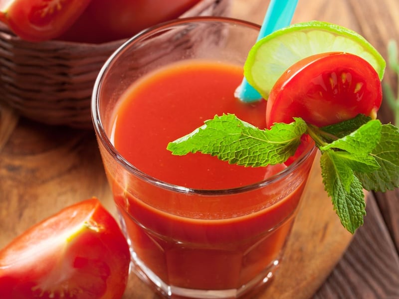 Descubre recetas refrescantes con jugo de tomate que transformarán tus días de calor extremo en experiencias deliciosas