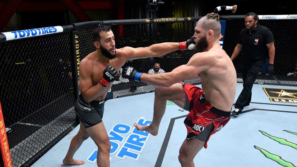 Jiri Prochazka propina fulminante nocauts a Dominick Reyes en la UFC