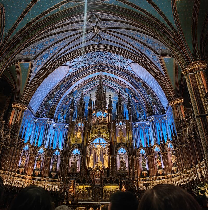 Descubre la esencia polifacética de Montreal, una ciudad que se define como un vibrante crisol cultural fusionando la elegancia francesa, la vitalidad inglesa y las ricas tradiciones de quienes la han adoptado como su hogar